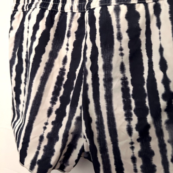 ATHLETA Wave Break Smocked Short- Blue/ White Size X-Small - Picture 4 of 7